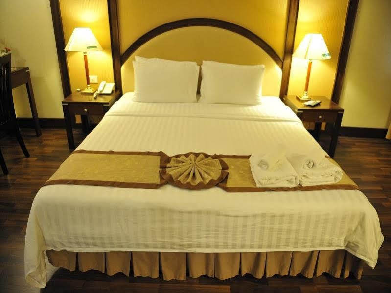 New Season Hotel Hat Yai Buitenkant foto