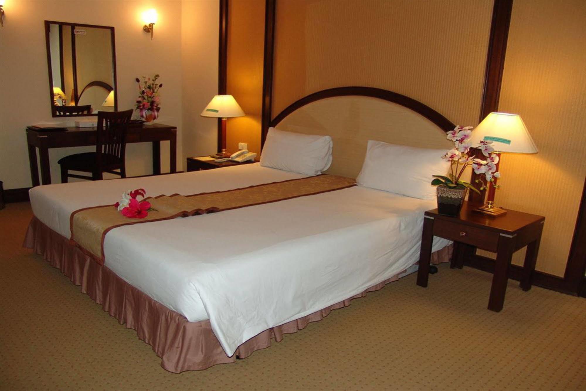 New Season Hotel Hat Yai Buitenkant foto